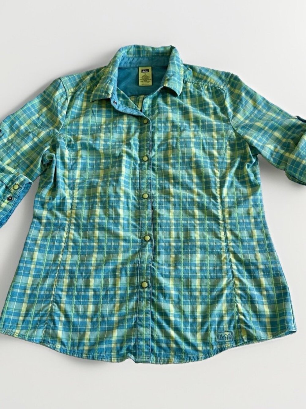 REI Shirt Women Small Pearl Snap Roll Tab Sleeves Green Blue Plaid Zipper Pocket